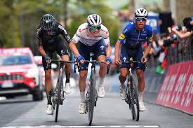 Diez días después de partir desde turín, en plena jornada. Giro D Italia Remco Evenepoel Slips Back But Not Out Of Pink Jersey Quest Velonews Com