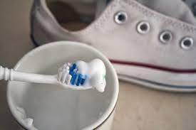 Truco Economico Y Sin Quimicos Para Mantener Limpios Los Tenis Bioguia Zapatillas Converse Blancas Como Limpiar Zapatillas Como Blanquear Tenis