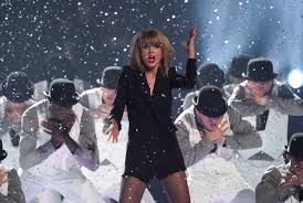 Phần biểu diễn mãn nhãn của taylor swift. Mtv Vma 2015 Nominations Arctic Monkeys Nominated Alongside Nine Time Nominee Taylor Swift Nme