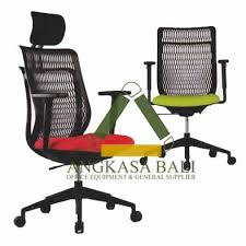 Kursi staf dengan busa empuk dan sandaran tangan, umumnya sudah cukup untuk memenuhi syarat kenyamanan staf. Kursi Kantor Chitose Aj Chair Di Bali Denpasar Angkasa Bali