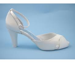Sandali da sposa e da cerimonia di alto artigianato dai colori neutri e preziose applicazioni, disegnati e personalizzati per un outfit elegante ed esclusivo. Scarpa Da Sposa Osvaldo Pericoli Sandalo In Raso Seta Avorio Tacco Medio 7 Cm E Plateau 184106iva Osvaldo Pericoli Calzature E Accessori