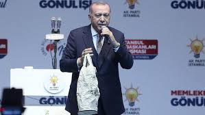 Muğla'nın marmaris ilçesinde vatandaşlara seslenen erdoğan, konuşmasını tamamladıktan sonra selde etkilenen bölgelerde yaptığı gibi çay fırlattı. Erdogan Keyifli Caylar Yudumlasin Millet Son Dakika Haberleri