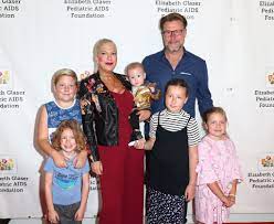 Tori spelling claimed she and her kids witnessed a man with a machine gun start shooting but the family is unharmed. the actress took to twitter to tori shares five kids with her husband dean mcdermottcredit: Wegen Familienbild Hat Sich Tori Spelling Etwa Getrennt Promiflash De