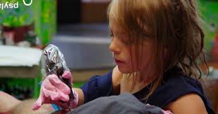 Maya (9) je najmlađa tattoo majstorica na svijetu: Najviše volim tetovirati  majmunčiće