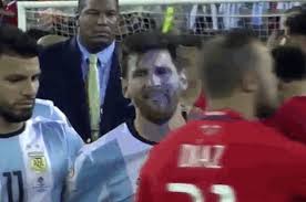 Leo messi, llorando en su discurso de despedida del barça. Messi Llora Y Le Saca Lo Pie A Argentina Gif Remolacha Noticias Republica Dominicana