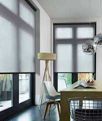 Le Store Enrouleur Coffre Est Ideal Pour Habiller Vos Grandes Largeurs Vitrees Deco Moderne Assuree Idee Stores Modernes Store Enrouleur Rideau Baie Vitree