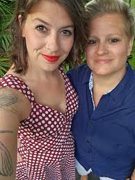 Hey my fellow Wacoans👋. Do any of yall know of a barber that does a shave  with a straight razor, and not a disposable razor holder?