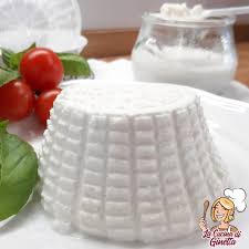 Come prima cosa, versate il latte in una pentola e portatelo a leggero bollore. Ricotta Fatta In Casa Con Il Kefir La Cucina Di Ginetta