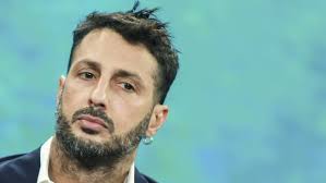 Fabrizio corona oggi | esce dal carcere e cambia look. Fabrizio Corona Esce Dal Carcere Cure Psichiatriche In Un Istituto Cronaca Quotidiano Net