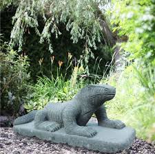 Ob löwen, drachen, elefanten oder elfen. Dekorative Waran Steinfigur Fur Den Garten