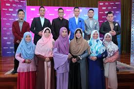 Program ini dihoskan oleh datuk rosyam nor selaku pengacara utama dan tuan haji zainal ariffin ismail selaku pengacara bersama da'i pendakwah nusantara. Senarai Peserta Da I Pendakwah Nusantara Musim Ke 5 Sensasi Selebriti