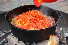 Soljanka Zutaten In Den Dutch Oven Geben Soljanka Feuertopf Rezepte Soljanka Rezept