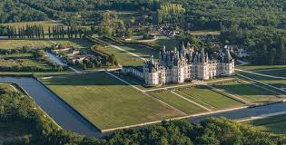 Chambord is the symbol of the power of king françois i, who transformed this ancient hunting ground into one of the most beautiful châteaux. Le Chateau De Chambord Val De Loire Patrimoine Mondial 28495