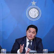 Dengan dana 350 juta euro atau setara rp 5,3 triliun, miliarder yang sudah memiliki klub sepakbola di amerika serikat ini mengambil alih saham milik presiden klub massimo moratti. Erick Thohir Presiden Inter Milan Yang Jadi Ketua Timses Jokowi
