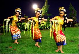 Sampai saat ini, kita masih dapat melihat berbagai macam kesenian daerah yang … Tari Pendet Tarian Tradisional Khas Bali Tradisi Tradisional