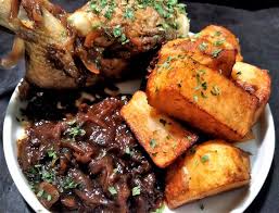 Cailles en cocottes farcies aux raisins et aux figues. Cailles En Cocotte Au Confit D Oignons Caramelises Recettes De Papounet