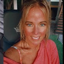 Ok so this just happened! I almost fainted by watching a video… 👀.  Literally. It's the video of the man breaking a window cut his arm and  start yelling for Amy to