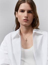 Colgante cadena cruz de oro rosa de 18K con zafiro