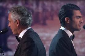 Die beiden trafen sich zum ersten mal in einer bar und bestätigten ed sheerans gedanken in seinem song shape of you über den perfekten ort, um. Andrea Bocelli Und Sohn Matteo Zeigen In Tv Show Ihr Traumhaftes Duett Von Dem Wir Einfach Nicht Genug Bekommen Konnen