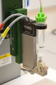 디스펜서가 주기적으로 정밀 저울(Micro Balance)에 액체를 토출해 무게를 측정하고, 오차만큼 밸브 개방 시간을 자동 보정하는 과정