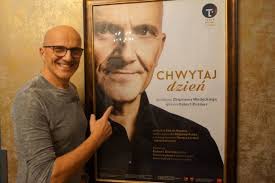 Premiera w Teatrze Miejskim w Lesznie. Robert Rozmus zaśpiewał piosenki  Zbigniewa Wodeckiego [ZDJĘCIA]