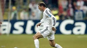 Zinédine zidane) هو لاعب كرة قدم فرنسي سابق ولد في (23 يونيو 1972 في مرسيليا) اسمه الأصلي هو زين الدين يزيد زيدان وهو أصول جزائرية، يعد زيدان واحد من أشهر اللاعبين في تاريخ كرة القدم، استطاع أن يحرز مع منتخب بلاده كأس العالم لكرة. Ù‚ØµØ© 6 5 Ù…Ù„ÙŠÙˆÙ† ÙŠÙˆØ±Ùˆ ÙƒØ§Ø¯Øª ØªÙ„ØºÙŠ Ù‚Ø±Ø§Ø± Ø²ÙŠØ¯Ø§Ù† Ø¨Ø§Ù„Ø§Ø¹ØªØ²Ø§Ù„ Ø£Ø®Ø¨Ø§Ø± Ø³ÙƒØ§ÙŠ Ù†ÙŠÙˆØ² Ø¹Ø±Ø¨ÙŠØ©