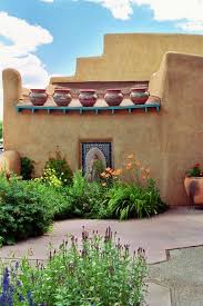 Another Beautiful New Mexico Home We Love The Terracotta Pots And The Blooming Day Lilies Fachada De Casas Mexicanas Casas De Adobe Casas