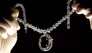Mix 1 cup water, 1 teaspoon of ammonia and 2 drops of dish soap together in a glass jar. Tips To Clean Diamond Ring