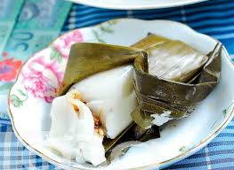 Bancuh tepung dengan 2 cawan air, dikacau sehingga sebati, masukkan adunan ke dalam kuali dan dikacau sehingga tepung. Resepi Kuih Tepung Bungkus News Info