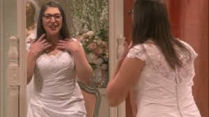 The big bang theory est une sitcom américaine en 279 épisodes de 22 minutes créée par chuck lorre et bill prady, diffusée du 24 septembre 2007 au 16 mai 2019 sur le réseau cbs. Amy Farrah Fowler S Wedding Dress Youtube