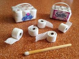 Articles Similaires A Paquet De Papier Toilette Miniature De 12 Rouleaux Pour Decorer La Maison De Poupee De Votre In 2020 Mini Things Miniature Crafts Miniture Things