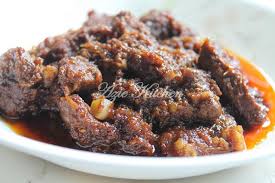 Persiapkan semua bahan dan bumbu yang akan digunakan. Daging Masak Hitam Yang Serius Sedap Azie Kitchen