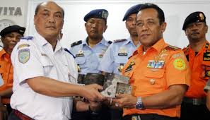 Indonesia identified a victim from the sriwijaya air crash on monday as emergency crews prepared to send in a remotely operated underwater vehicle to search for the jet's cockpit recorders in the sea. Basarnas Hands Over Crashed Aviastar Black Box To Knkt Engteco News Tempo Co