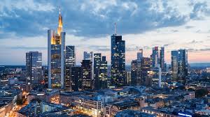 فرانكفورت أو فرانكفورت أم ماين (بالألمانية:frankfurt am main) هي مدينة تقع في وسط غرب ألمانيا في ولاية هيسين. Ù‡Ù„ ØªÙƒØ³Ø¨ ÙØ±Ø§Ù†ÙƒÙÙˆØ±Øª Ø±Ù‡Ø§Ù†Ù‡Ø§ ÙˆØªØµØ¨Ø­ Ø§Ù„Ù…Ø±ÙƒØ² Ø§Ù„Ù…Ø§Ù„ÙŠ Ø§Ù„Ø£ÙˆÙ„