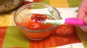 Albirea dintilor cu tratamente de pe internet este periculoasa. ReÅ£etÄ De Albire A DinÅ£ilor Cu Bicarbonat Si CÄpsuni Paradis Verde