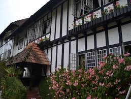 Alfred frazer berpendapat , seni bina islam merupakan gambaran dari sudut agama , dan tumpuannya ialah pada bangunan masjid , madrasah , istana, pasar. Hotel Di Cameron Highlands Dengan Senibina English Tudor Hotel