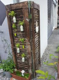 Alte Fensterladen Konnen Sie Oft Kostenlos Abholen Geben Sie Ihnen Eine Schone Farbe Und Machen Sie Dann Das Damit Diy Ba Shutter Decor Diy Garden Backyard
