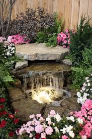 Gartengestaltung Mit Steinen 17 Naturlich Wirkende Ideen Wasserspiel Garten Brunnen Garten Wasserfall Garten