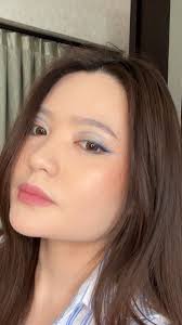 Eye makeup look untuk outfit warna biru 🩵🩵, Kalau mau versi lebih simple  bisa skip bagian eyeshadow dan liner di bagian lekukan mata. Highlight  looknya di bagian cat eye eyeliner yang ditimpa ...