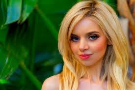 Donna Gerace's Instagram, Twitter & Facebook