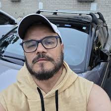 Correct me if I'm wrong but a 30yr old has no reason dating a 18-23yr old  girl' 😤👏💯