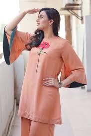Madiha naqvi is a pakistani anchor and a newscaster who is currently a part of ary news and is one of the most loved anchors of pakistan. Madiha Naqvi Gets Married To Mqm S Faisal Sabzwari Fashion Central