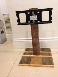 Then the side slats were assembled onto the tv stand using wood glue and nails. Diy Simple Pallet Tv Stand Pallet Furniture Plans