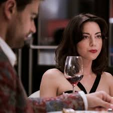 Aubrey Plaza On Whether Cam & Harper Slept Together On 'The White Lotus'