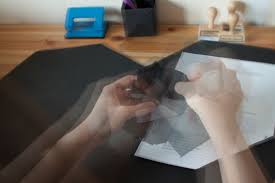 Ist ein brief fertig, muss er gefaltet werden, damit er in den briefumschlag gesteckt und verschickt vielmehr soll der brief ordentlich gefaltet sein. Abschied Auf Papier Oder Wie Begrabe Ich Meinen Optimismus Zwischenbetrachtung De