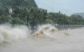 Lái xe máy không những không đội mũ bảo hiểm mà còn phóng nhanh đã tông trúng ô tô đang quay đầu rẽ sang đường. Gia TÄƒng Cac CÆ¡n Bao Trai Mua Trai Quy Luáº­t