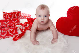 Schenke einer frau etwas besonderes mit einem geschenk von geschenkidee.at! Schone Baby Mit Valentinstag Herz Und Geschenke Boxen Auf Weissem Lizenzfreie Fotos Bilder Und Stock Fotografie Image 17495417
