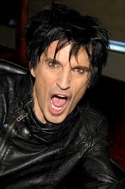 Okay, you guessed it, it's about baywatch star pamela anderson and mötley crüe drummer tommy lee's relationship and all the drama said relationship entailed. Tommy Lee Wikipedia