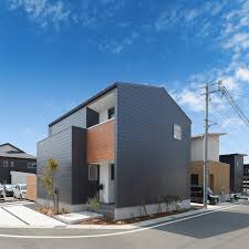 三角屋根のシンプルな外観 どこか懐かしい形に チャコールメタリックのガルバリウムを横貼りに ガルバリウム 塗り壁 杉羽目板の異素材の組み合わせを楽しめるクラシカルな雰囲気です 𓐌𓐌𓐌𓐌𓐌𓐌𓐌𓐌𓐌𓐌𓐌𓐌𓐌𓐌𓐌𓐌𓐌𓐌 ル 家 三角屋根