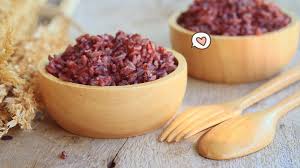 Beras merah merupakan beras yang belum mengalami proses penggilingan atau pengelupasan kulit sepenuhnya. 5 Bahaya Mengonsumsi Beras Merah Berlebihan